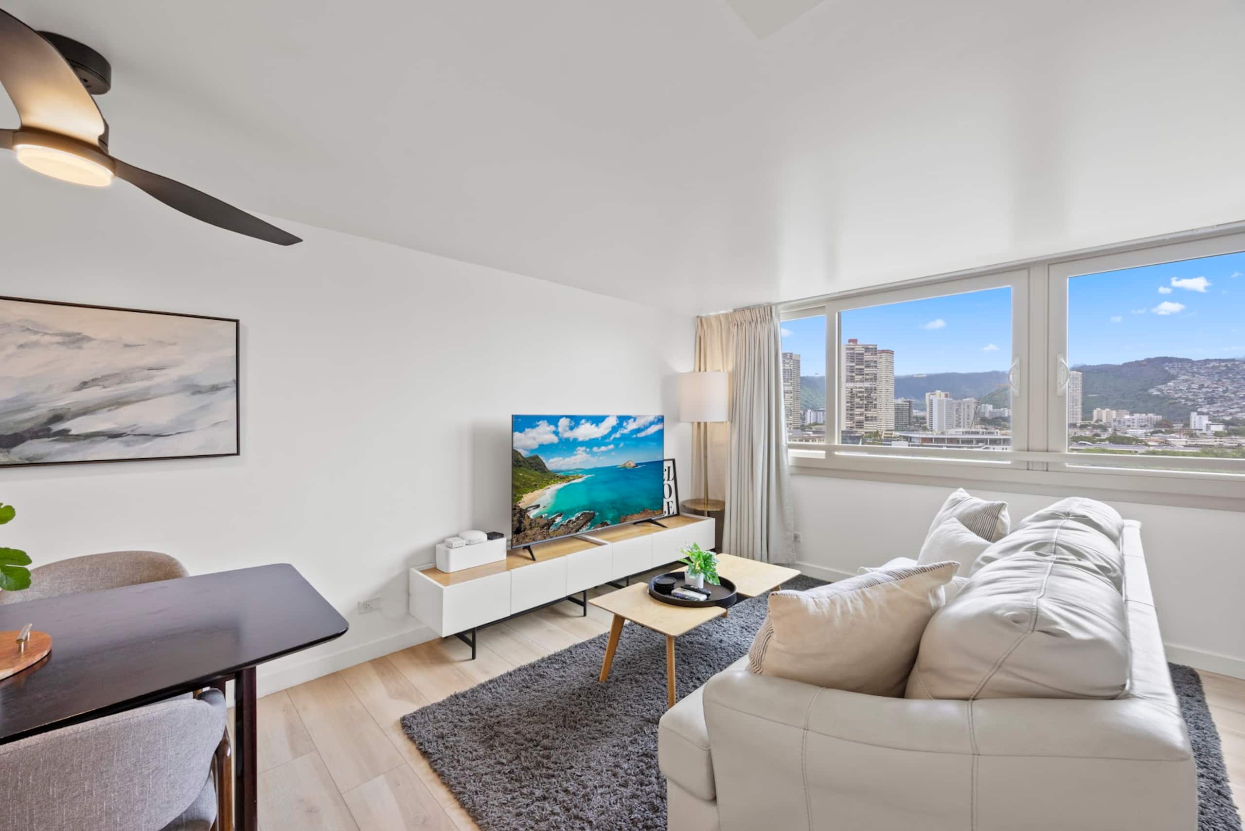 Condo in Honolulu · ★4.96 · 1 bedroom · 5 beds · 1 private bath - Image 3
