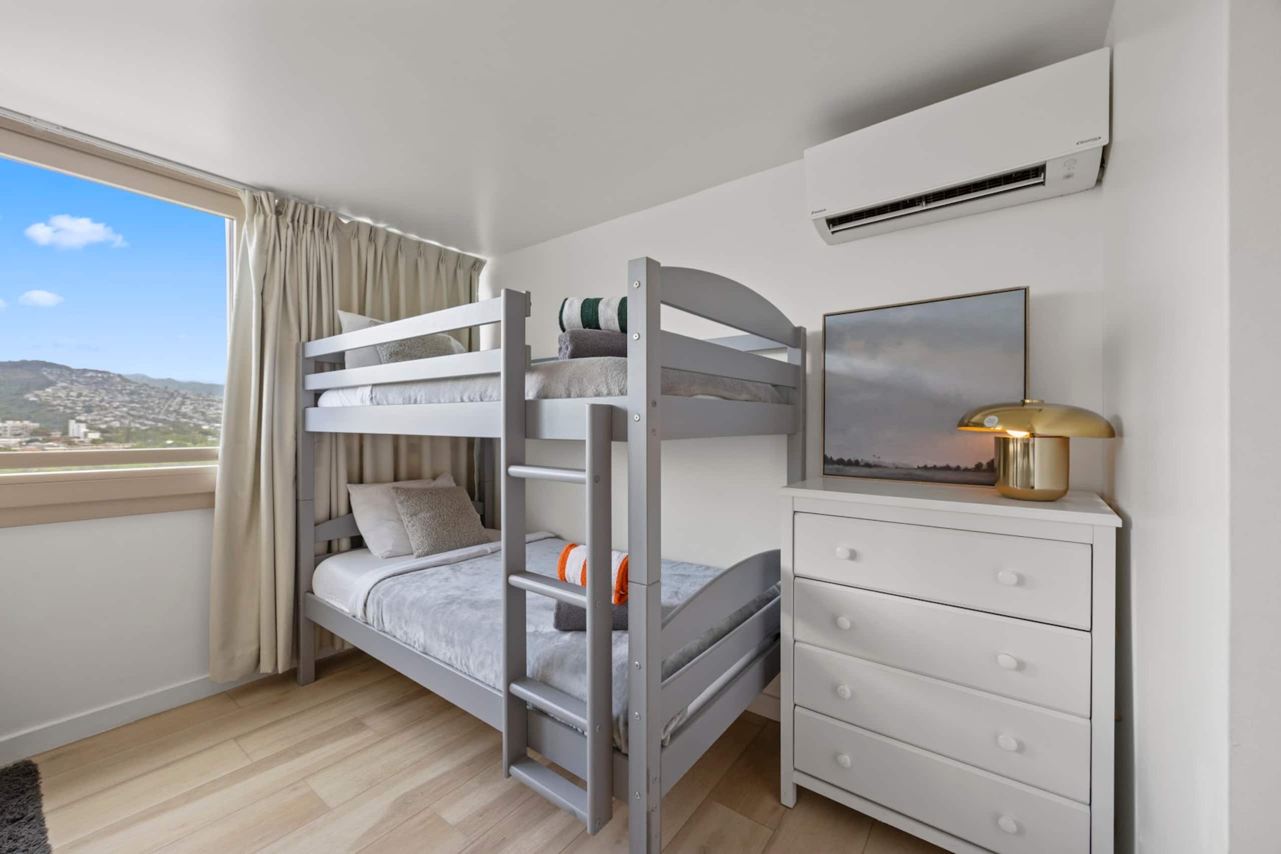 Condo in Honolulu · ★4.96 · 1 bedroom · 5 beds · 1 private bath - Image 8