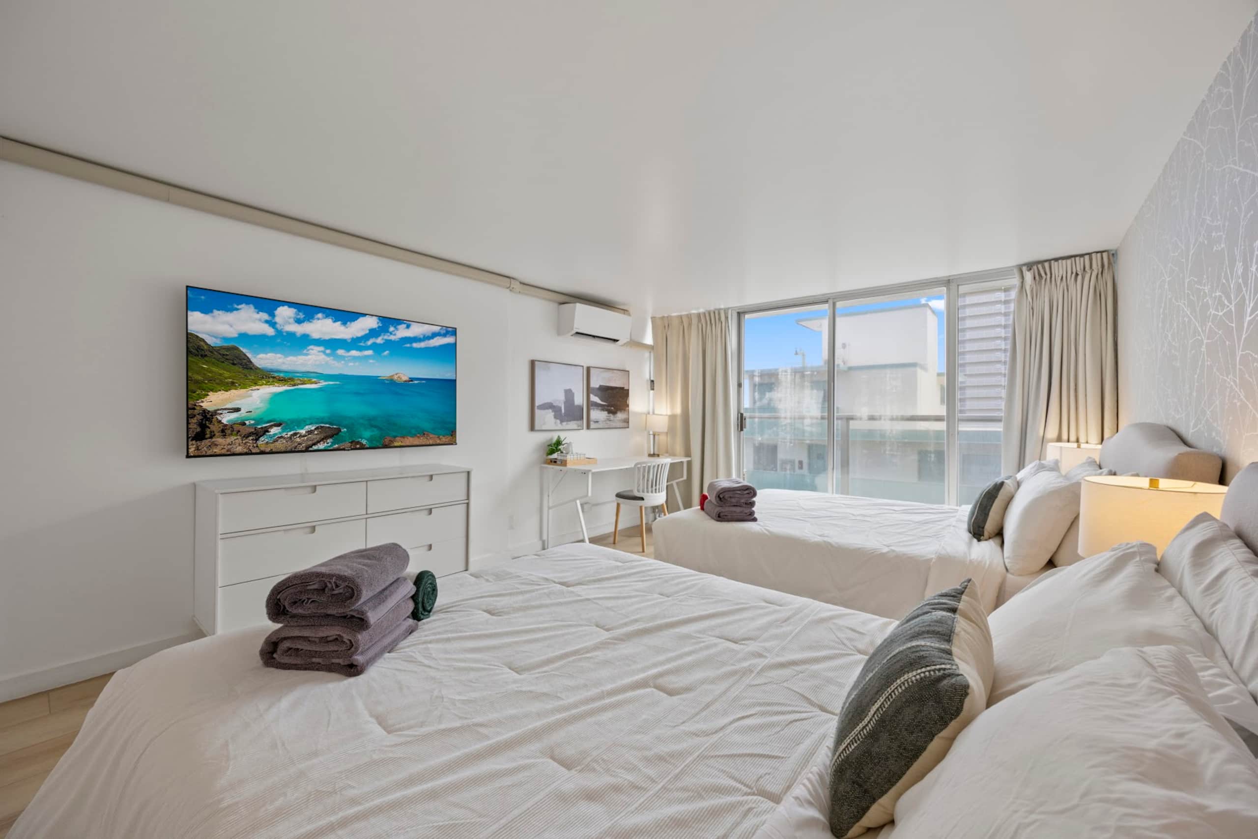 Condo in Honolulu · ★4.96 · 1 bedroom · 5 beds · 1 private bath - Image 33
