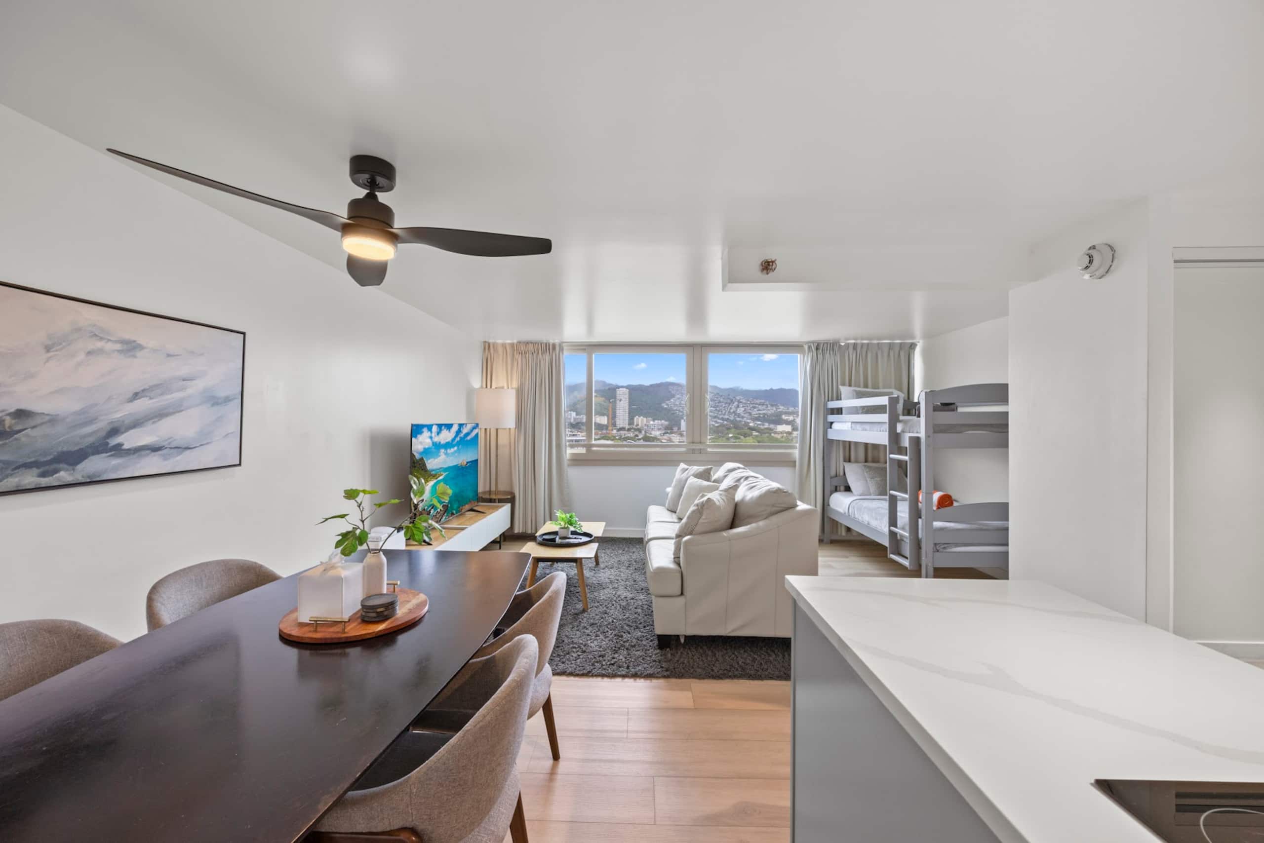 Condo in Honolulu · ★4.96 · 1 bedroom · 5 beds · 1 private bath - Image 4