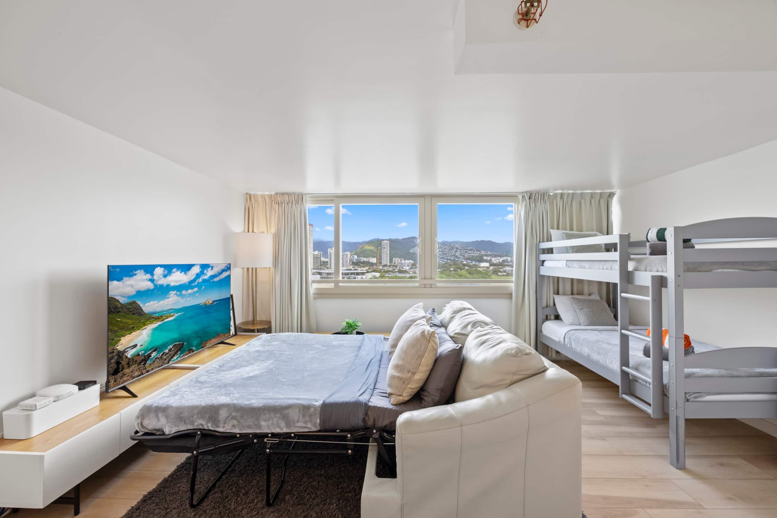Condo in Honolulu · ★4.96 · 1 bedroom · 5 beds · 1 private bath - Image 11