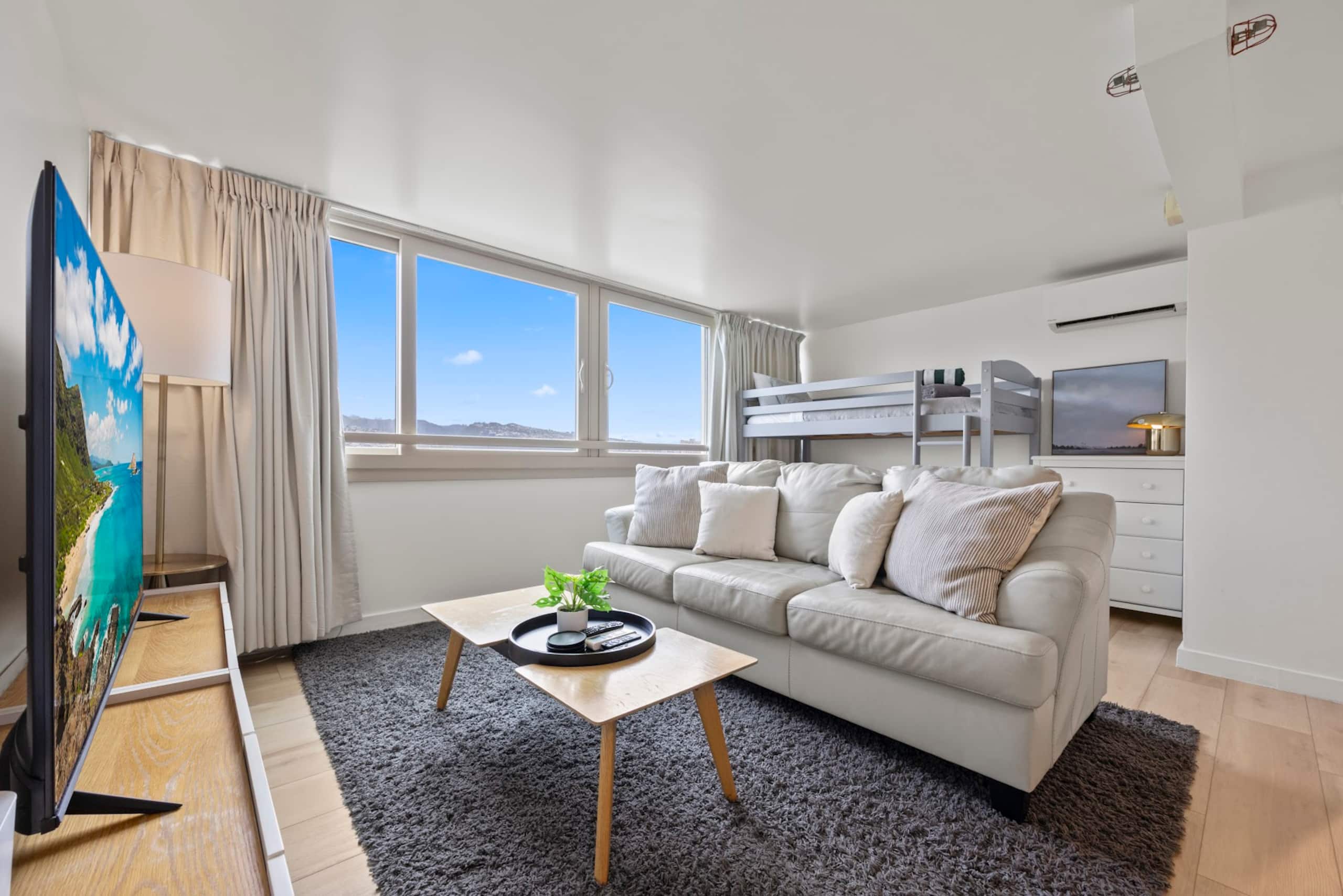 Condo in Honolulu · ★4.96 · 1 bedroom · 5 beds · 1 private bath - Image 2