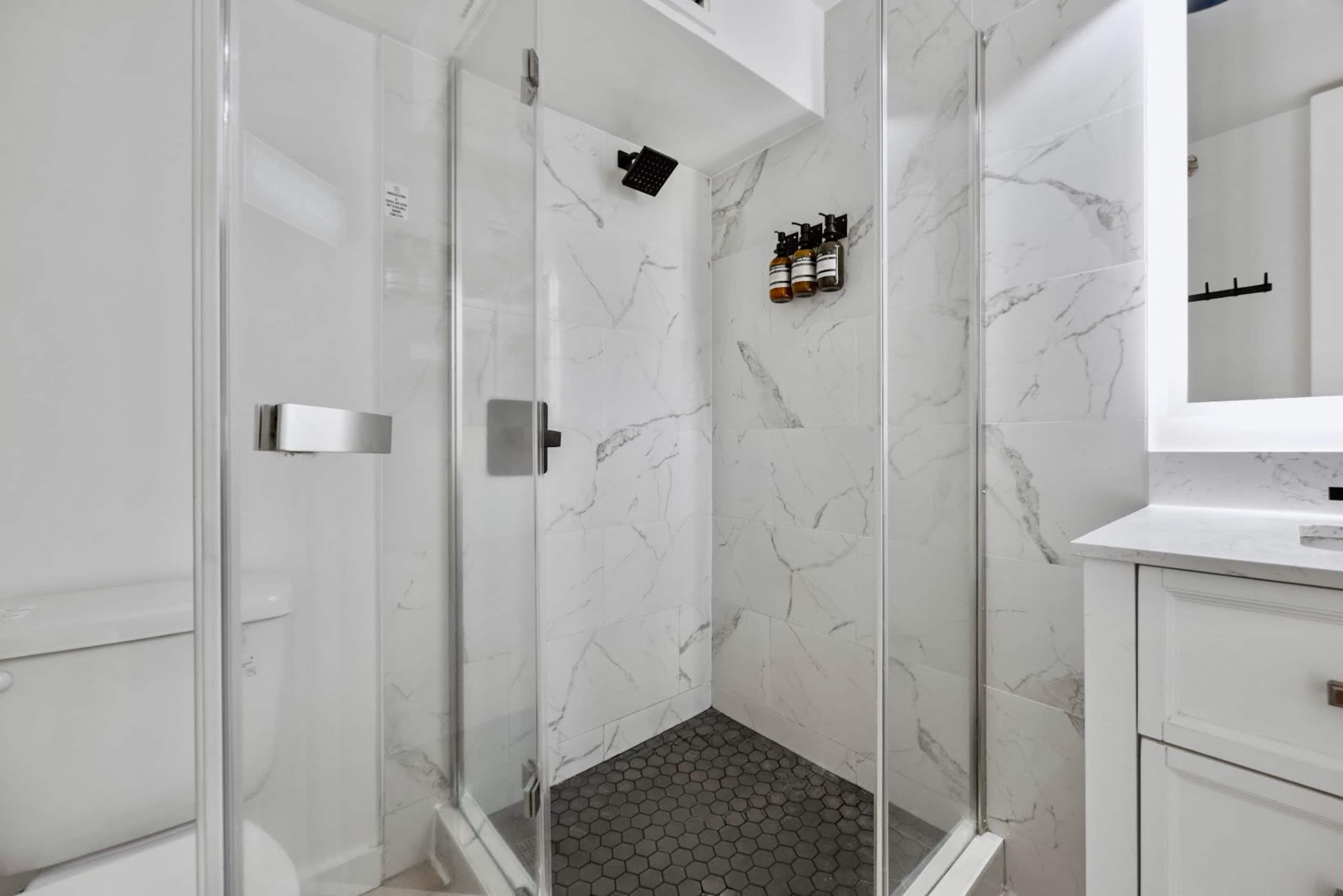 Condo in Honolulu · ★4.96 · 1 bedroom · 5 beds · 1 private bath - Image 45