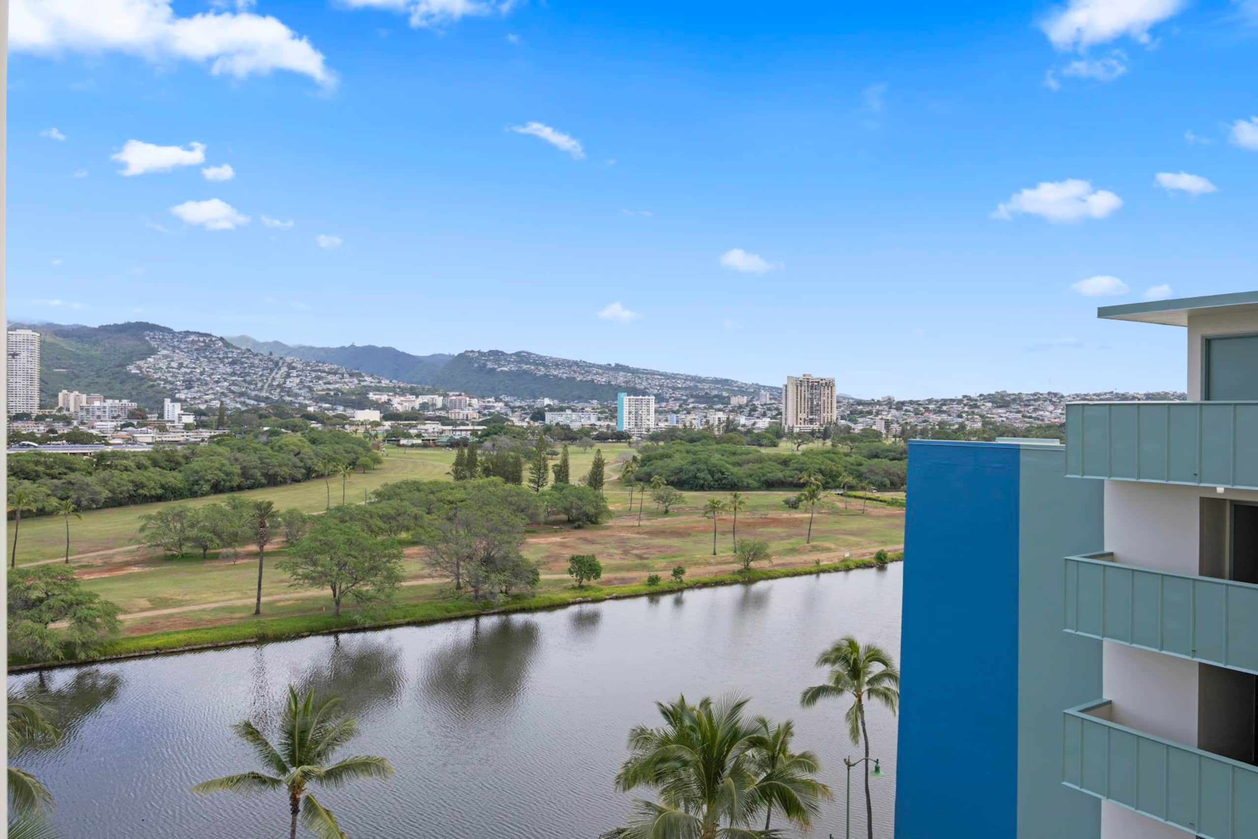 Condo in Honolulu · ★4.96 · 1 bedroom · 5 beds · 1 private bath - Image 42