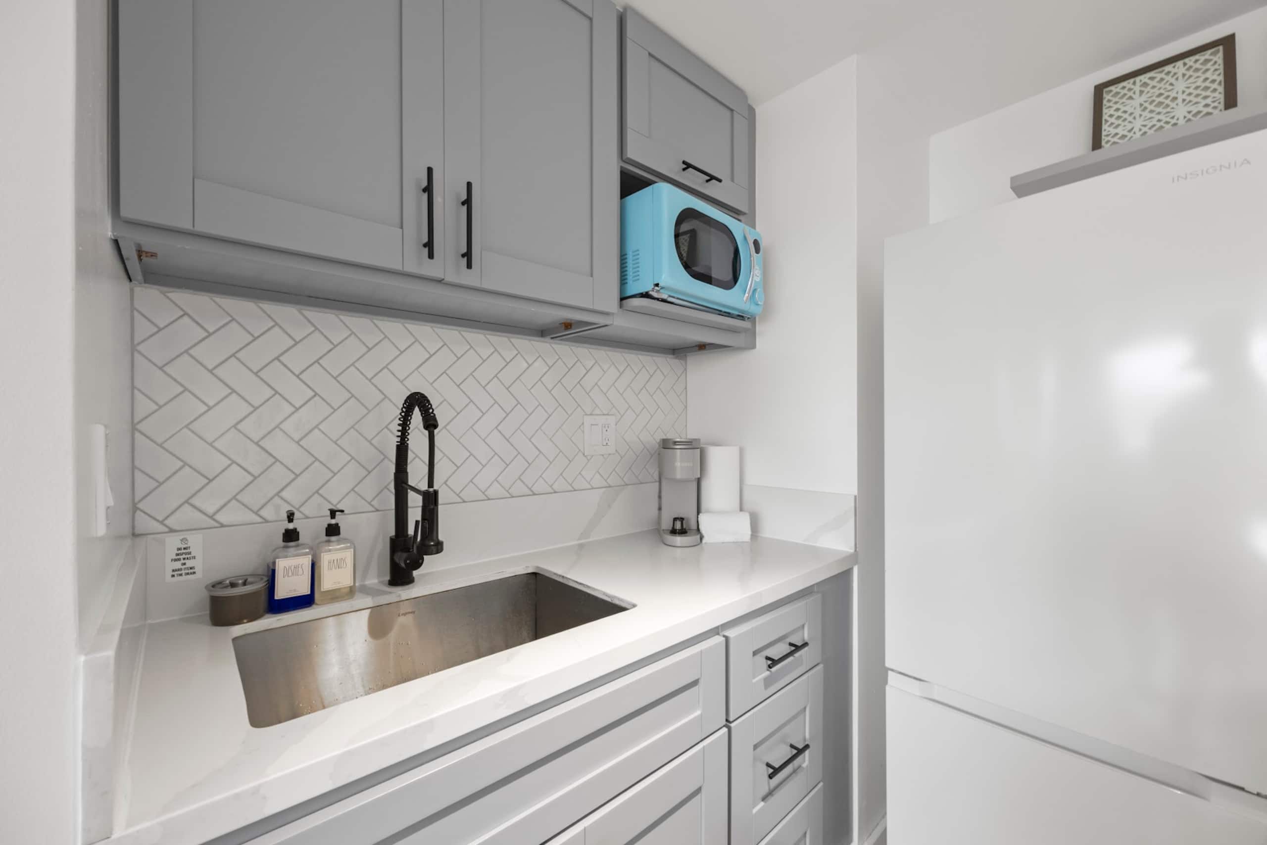 Condo in Honolulu · ★4.96 · 1 bedroom · 5 beds · 1 private bath - Image 21