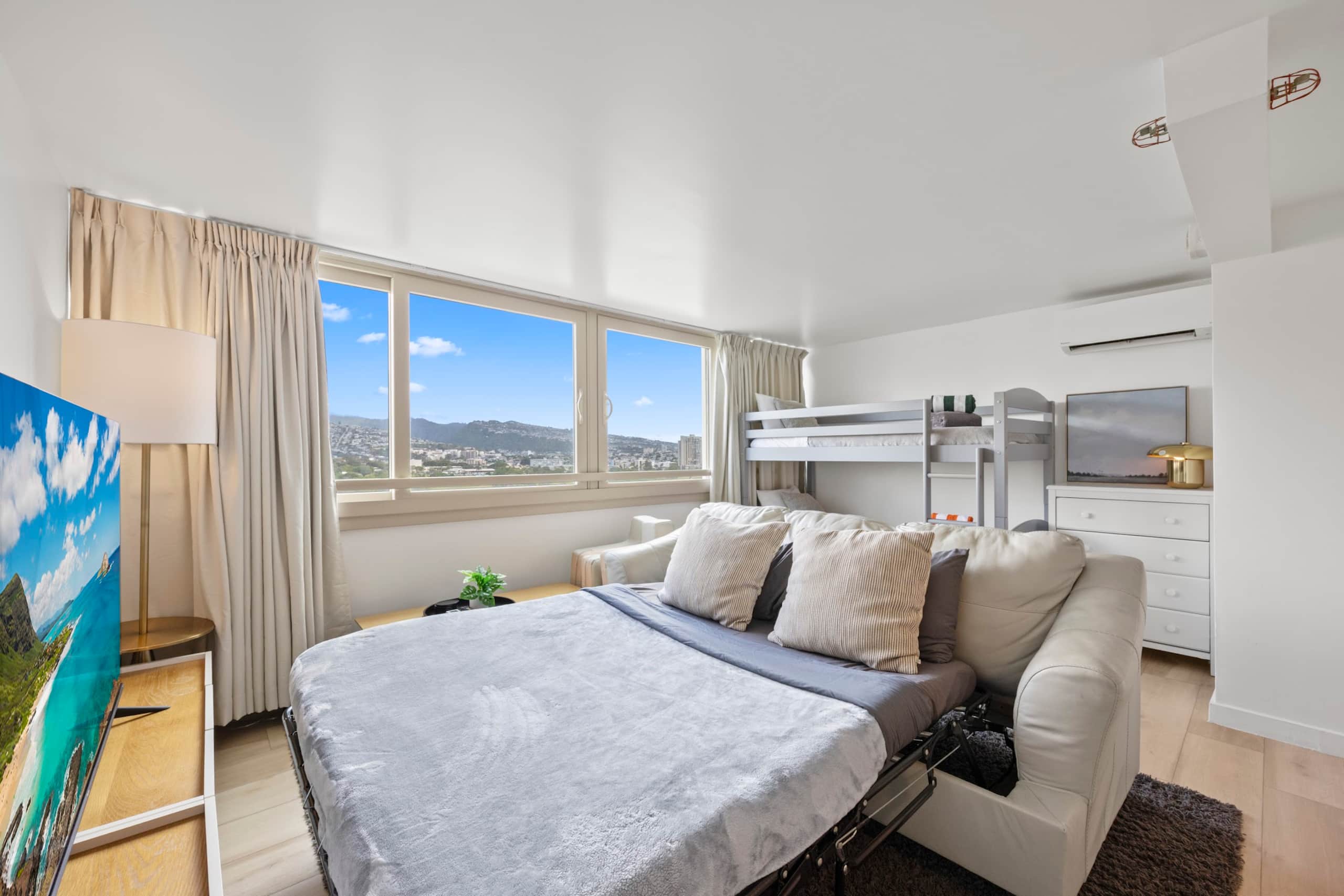 Condo in Honolulu · ★4.96 · 1 bedroom · 5 beds · 1 private bath - Image 12