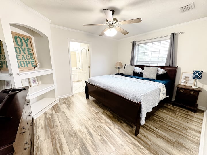 მთავარი საძინებელი — 193×213 სმ‑იანი საწოლი
Აპარტამენტის სააბაზანო
Შესასვლელი კარადა
კომოდი/უჯრები
Ტელევიზორი დისტანციურად
Ჭერის ვენტილატორი

