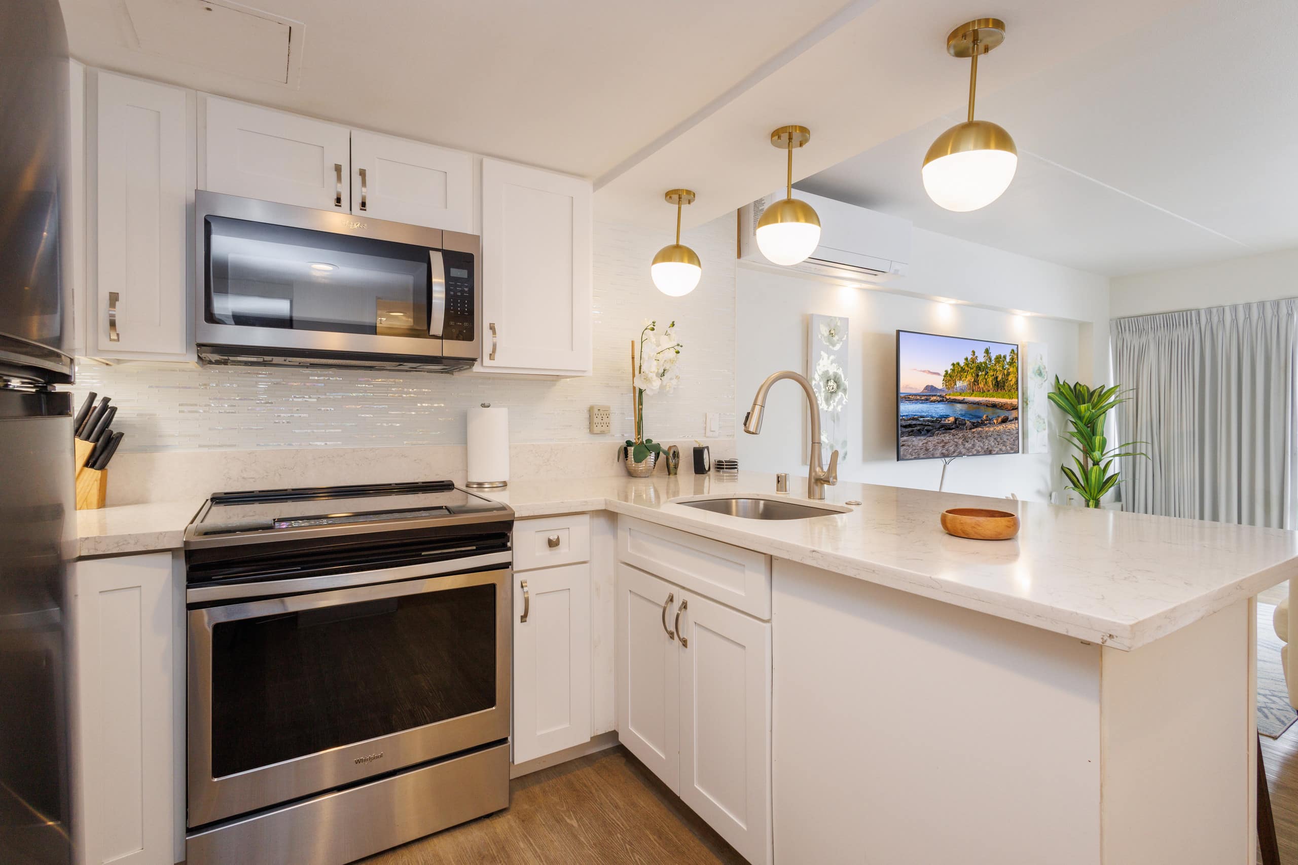 Condo in Honolulu · ★4.98 · Studio · 2 beds · 1 private bath - Image 5
