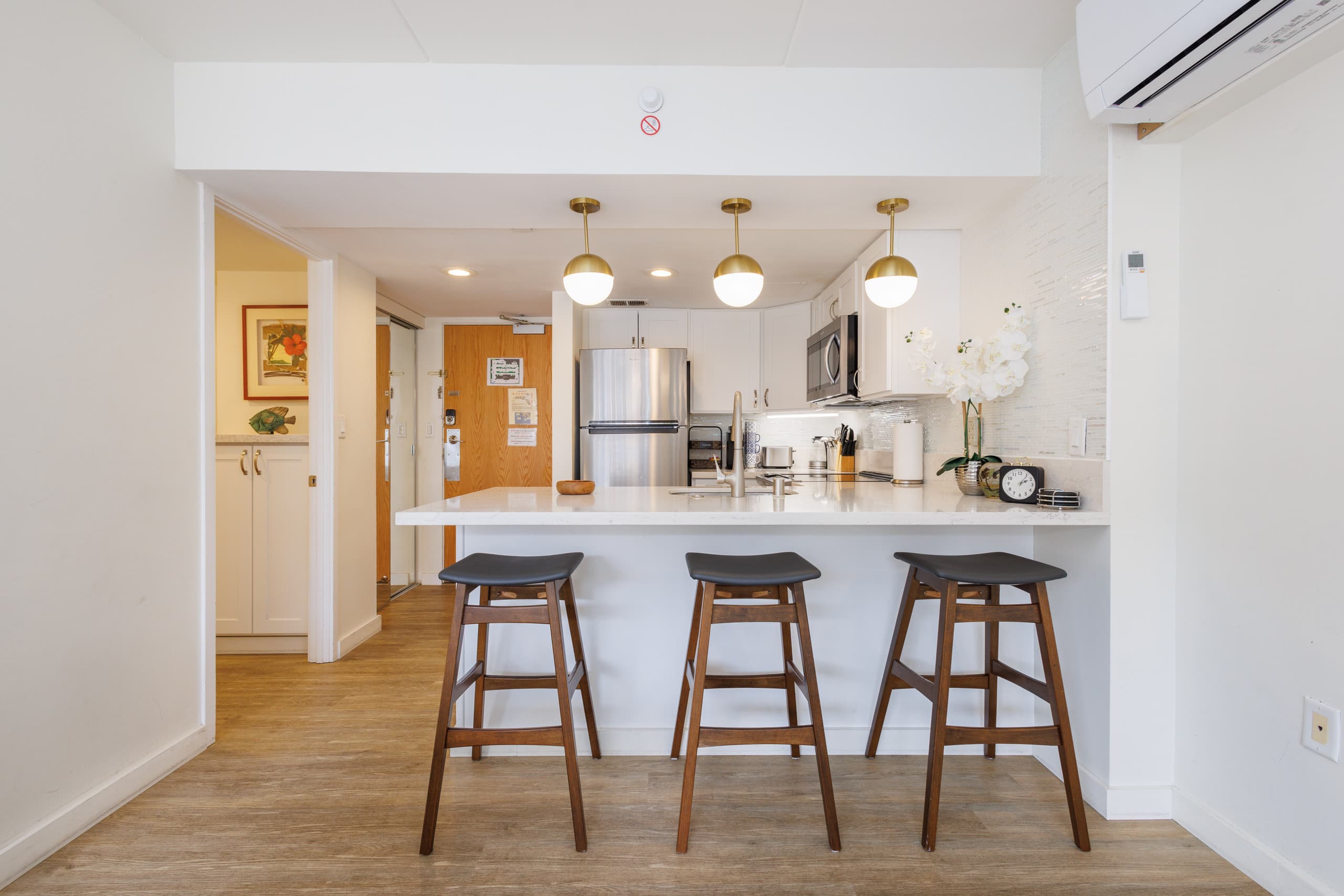 Condo in Honolulu · ★4.98 · Studio · 2 beds · 1 private bath - Image 11