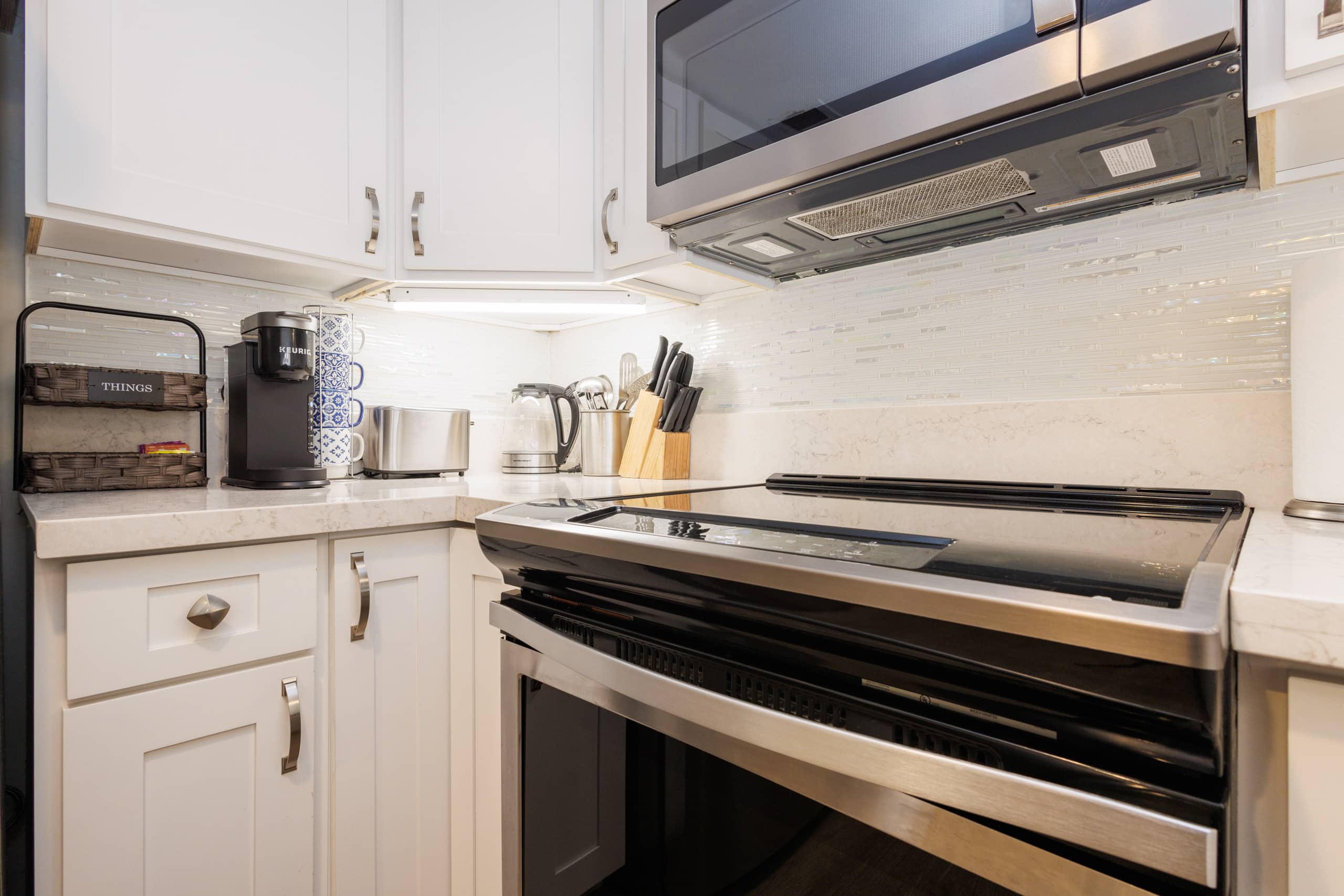 Condo in Honolulu · ★4.98 · Studio · 2 beds · 1 private bath - Image 8