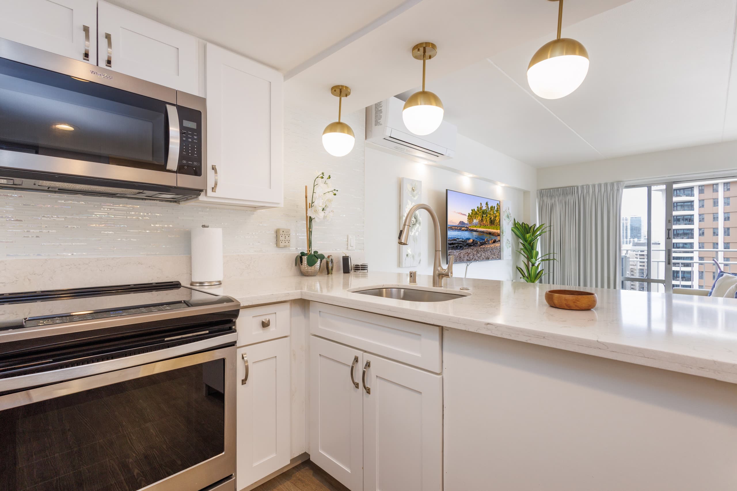 Condo in Honolulu · ★4.98 · Studio · 2 beds · 1 private bath - Image 6