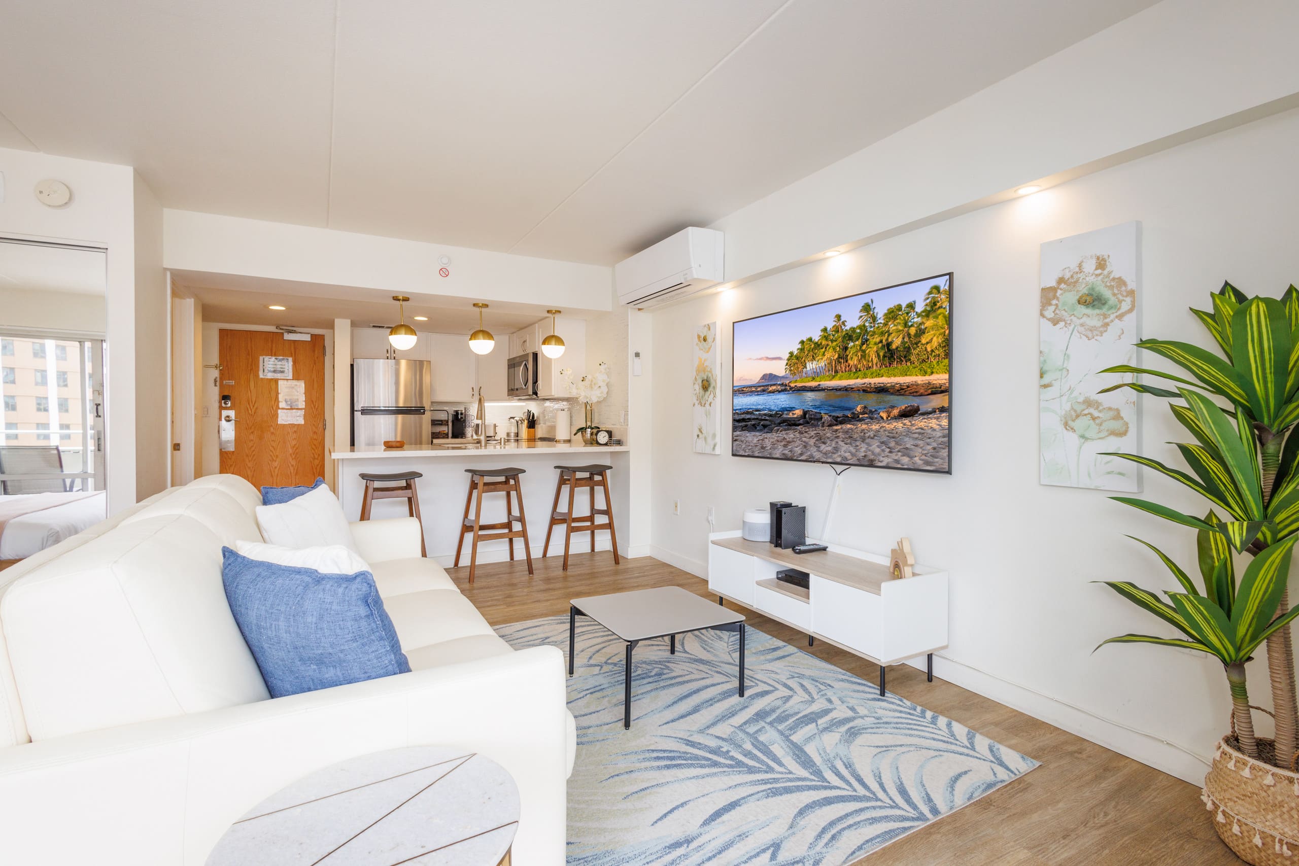 Condo in Honolulu · ★4.98 · Studio · 2 beds · 1 private bath - Image 4