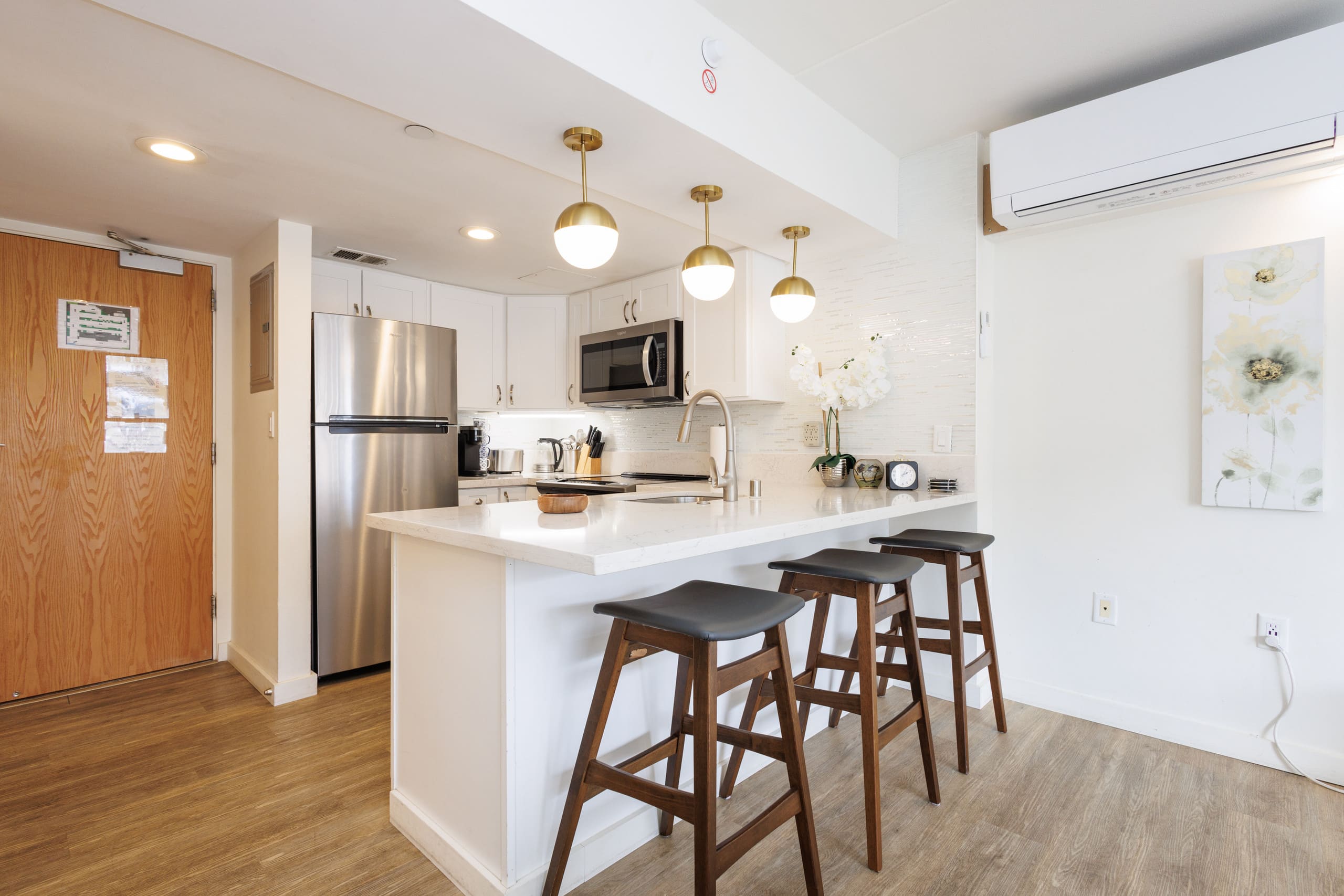 Condo in Honolulu · ★4.98 · Studio · 2 beds · 1 private bath - Image 7
