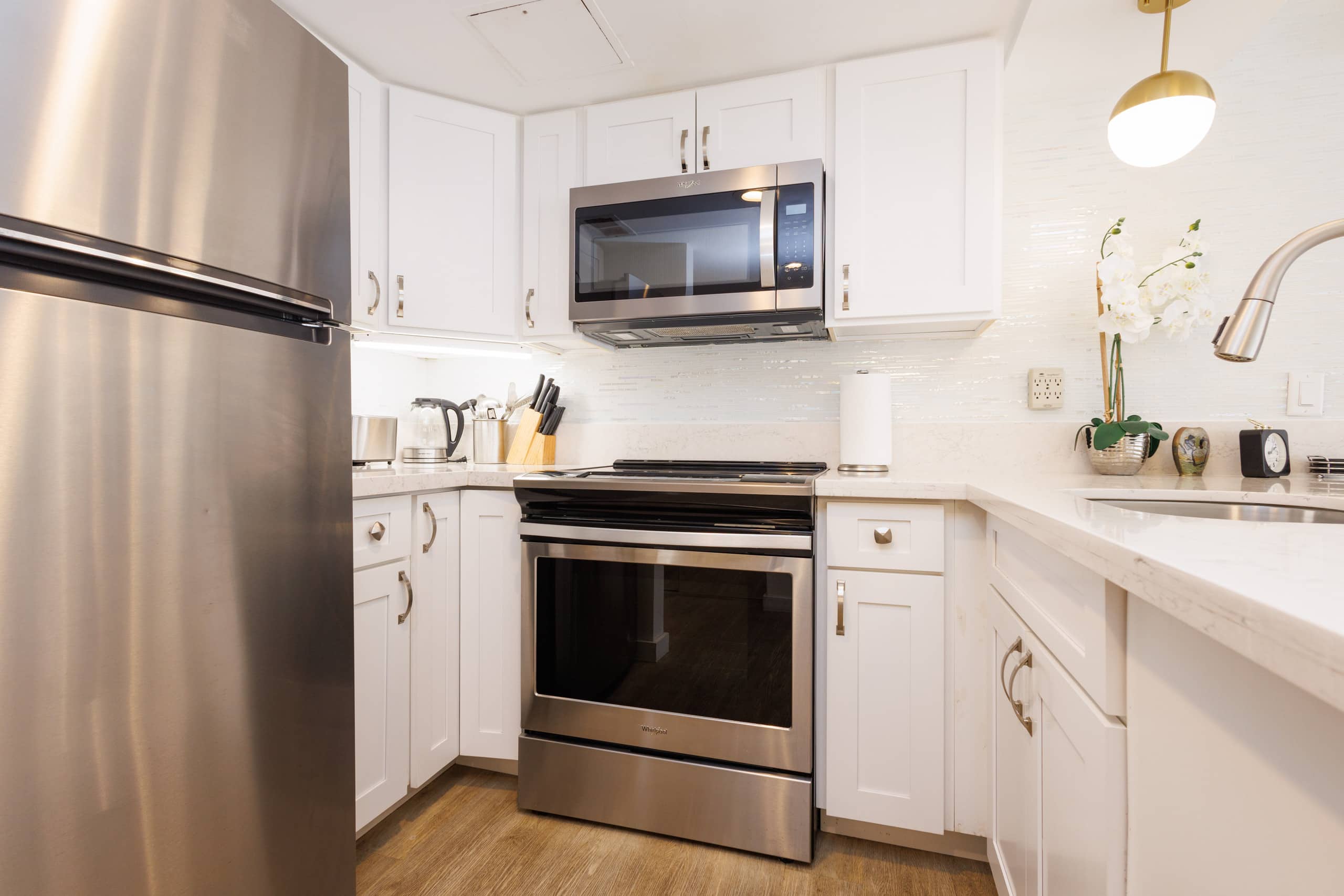 Condo in Honolulu · ★4.98 · Studio · 2 beds · 1 private bath - Image 10