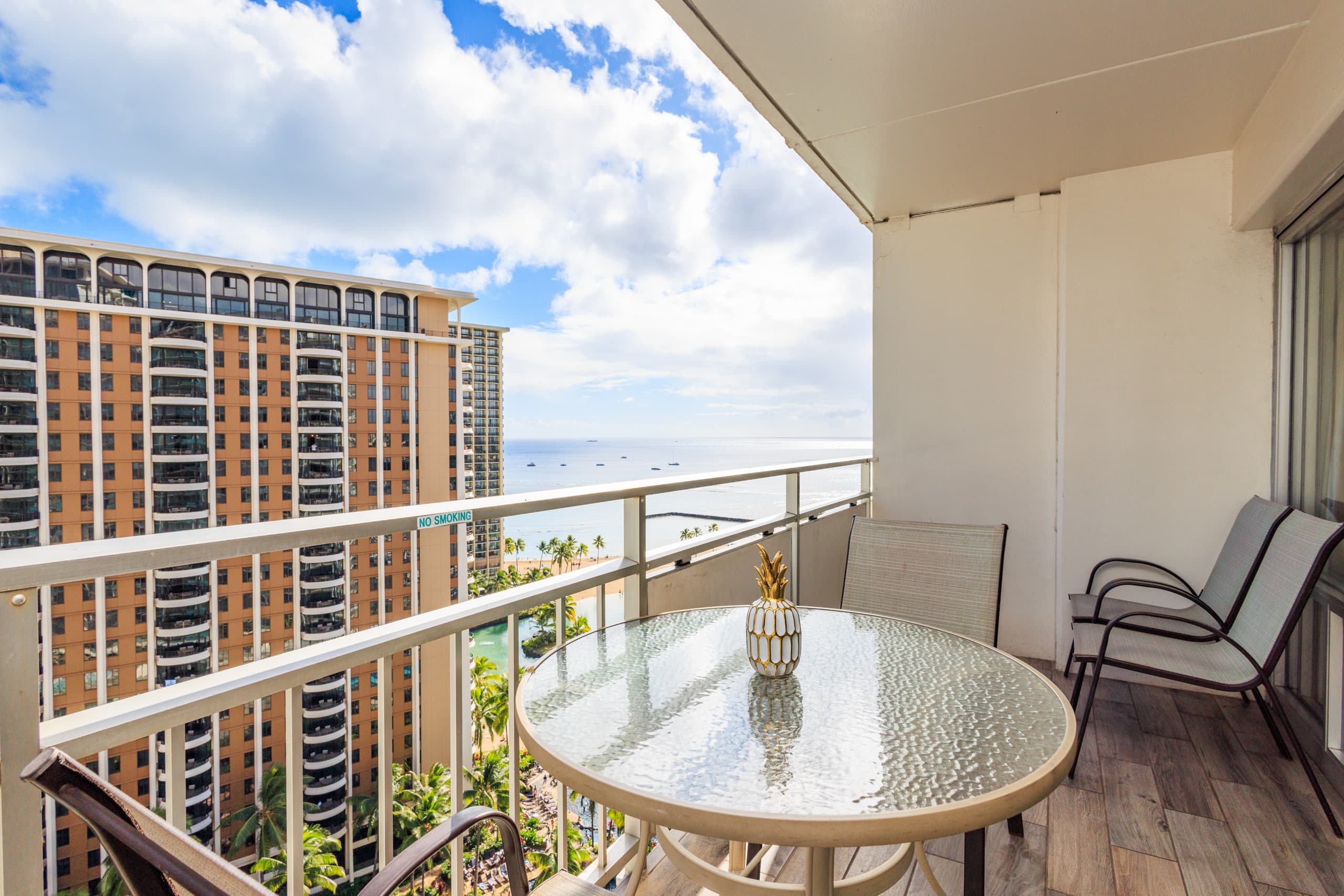 Condo in Honolulu · ★4.98 · Studio · 2 beds · 1 private bath - Image 19