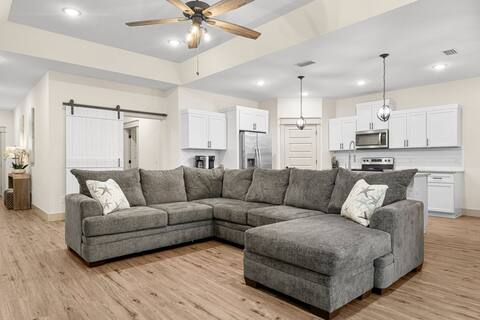 Spacious 4 BR with backyard Steps from the beach
