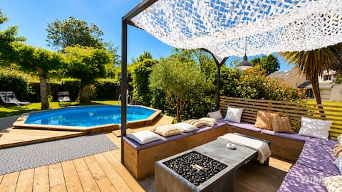 Air-conditioned house with pool and jacuzzi