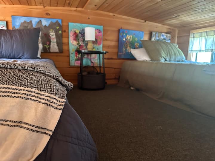 阁楼为双床客房。 这是低天花板阁楼，非常适合儿童入住。