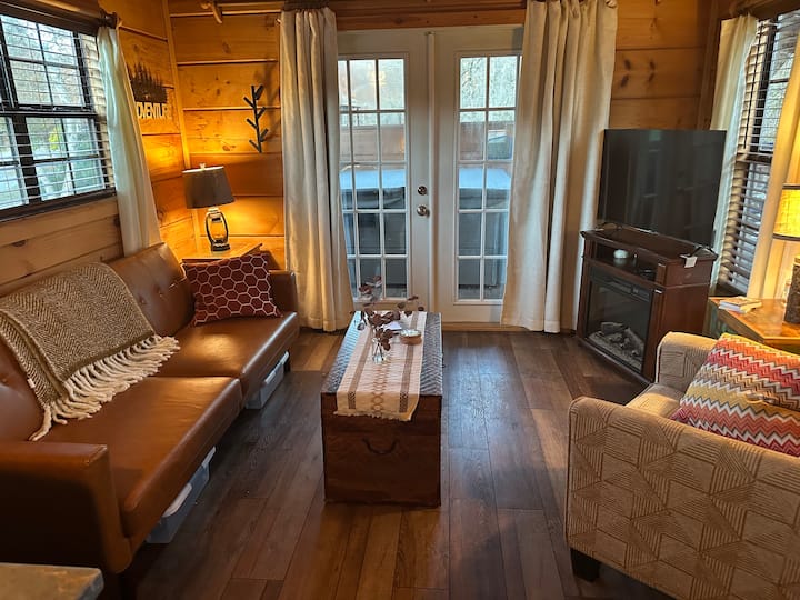 客厅配备折叠沙发、智能电视和电壁炉