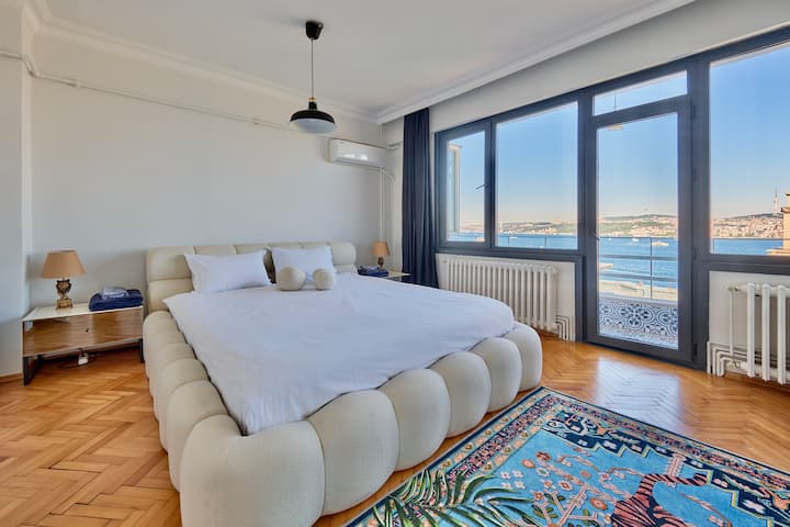 Chumba chenye nafasi kubwa kilicho na kiyoyozi. Kabati lenye uwezo wa ziada. Taulo za kuogea. Kitanda cha ukubwa wa mfalme.