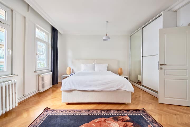 Chumba chenye nafasi kubwa kilicho na kiyoyozi na kitanda cha ukubwa wa King. Kabati lenye uwezo wa ziada. Tengeneza na dawati la kufanyia kazi.