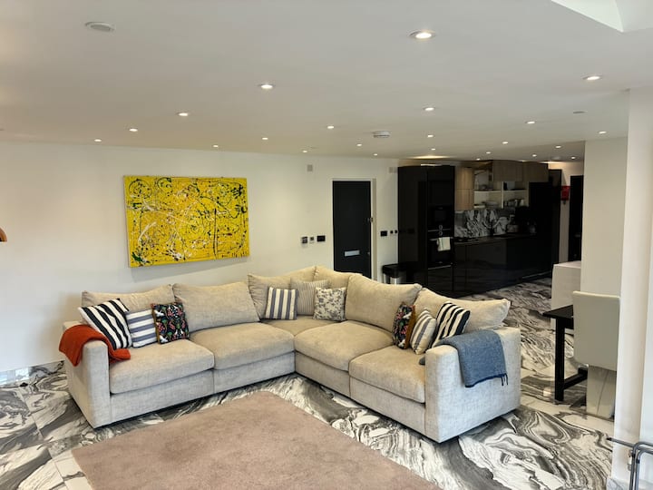Maidenhead Fabulous Stylish Two Bedroom Penthouse - Maidenhead