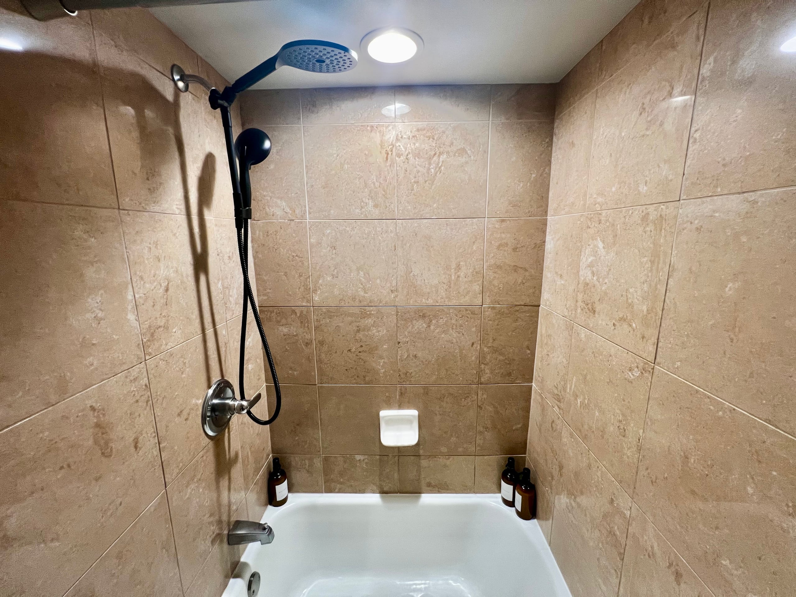 Condo in Honolulu · ★4.87 · Studio · 1 bed · 1 private bath - Image 6