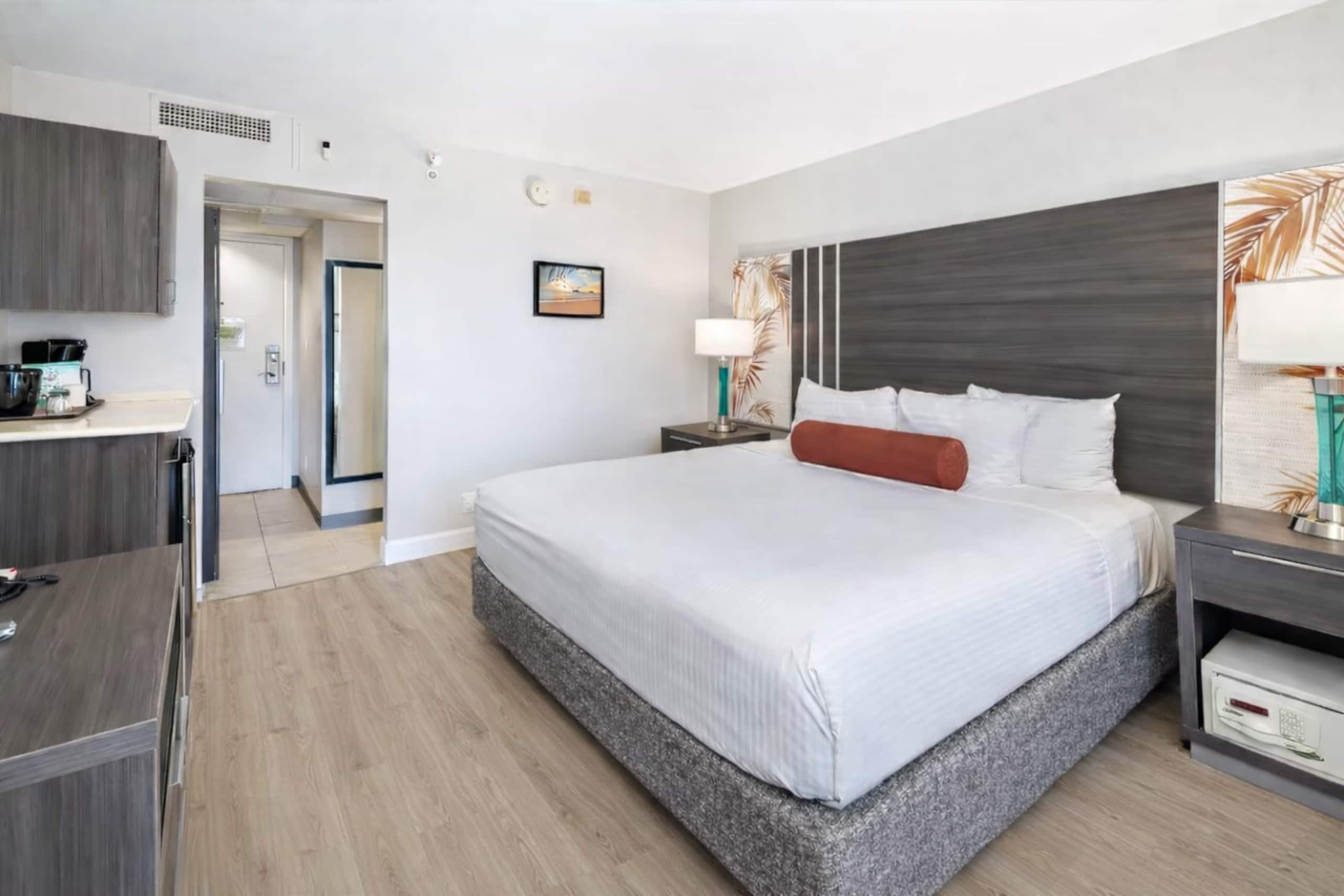 Condo in Honolulu · ★4.87 · Studio · 1 bed · 1 private bath - Image 3