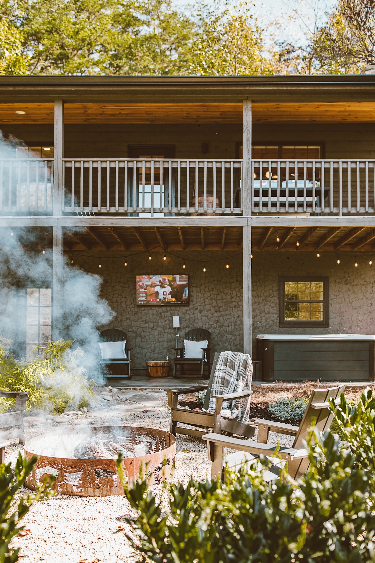 Urban Cottage; 4 miles to DW + Hot Tub + Fire Pit! - Cabins for