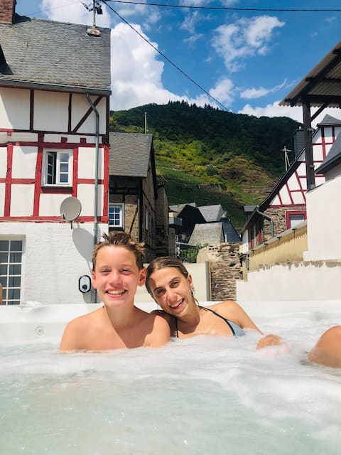 Large winemaker's house with hot tub, sauna & garden