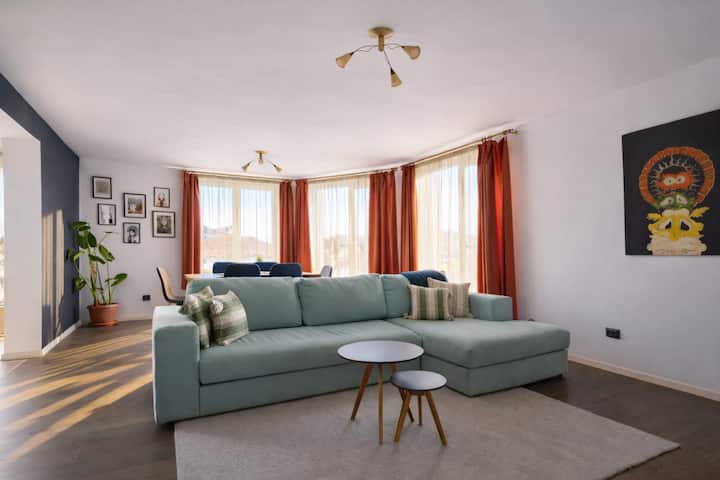 4 Private Bedrooms · 2 Living Rooms · Free Parking - Transilvania