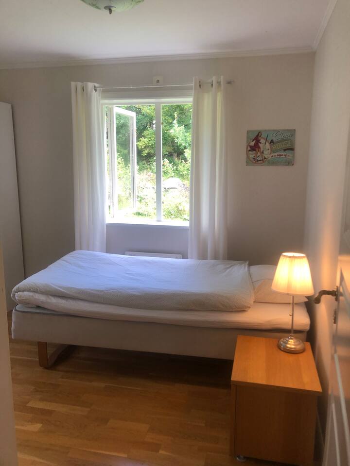 Dux krevet za jednu osobu 90*200 cm, a vani raste prekrasan rododendron okrenut prema sjeveru.