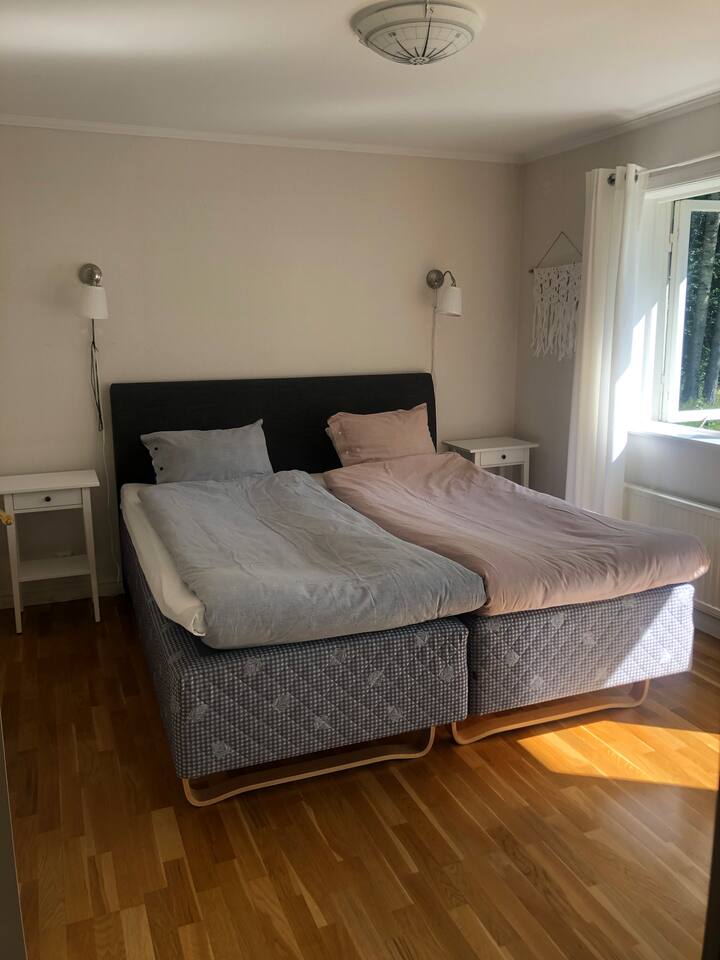 Bračni krevet Kungsängen 180*210 s vratima okrenutim prema istoku s bujnim vrtom s travnjakom i voćkama.  Ova je strana okrenuta prema jezeru Addarn s vlastitim privatnim pristaništem i saunom u neposrednoj blizini kupelji.