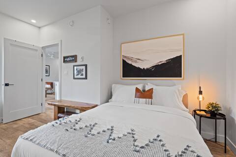 Mountain View : Modern private suite with hot tub