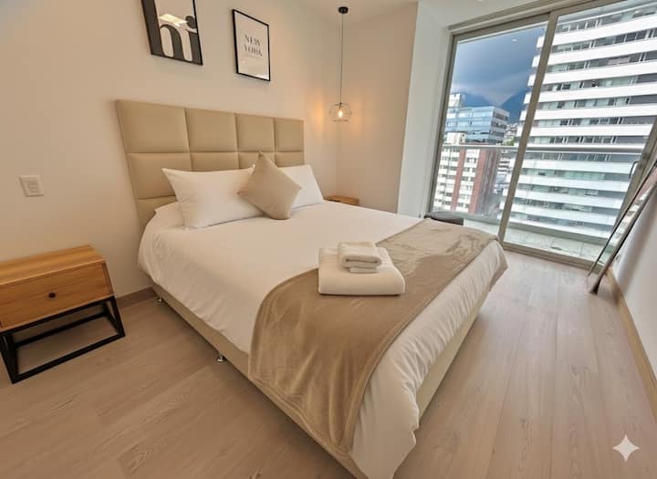 Habitación sofisticada con detalles dorados y diseño moderno que crean un ambiente exclusivo y acogedor. Ideal para un descanso placentero en un entorno con estilo.