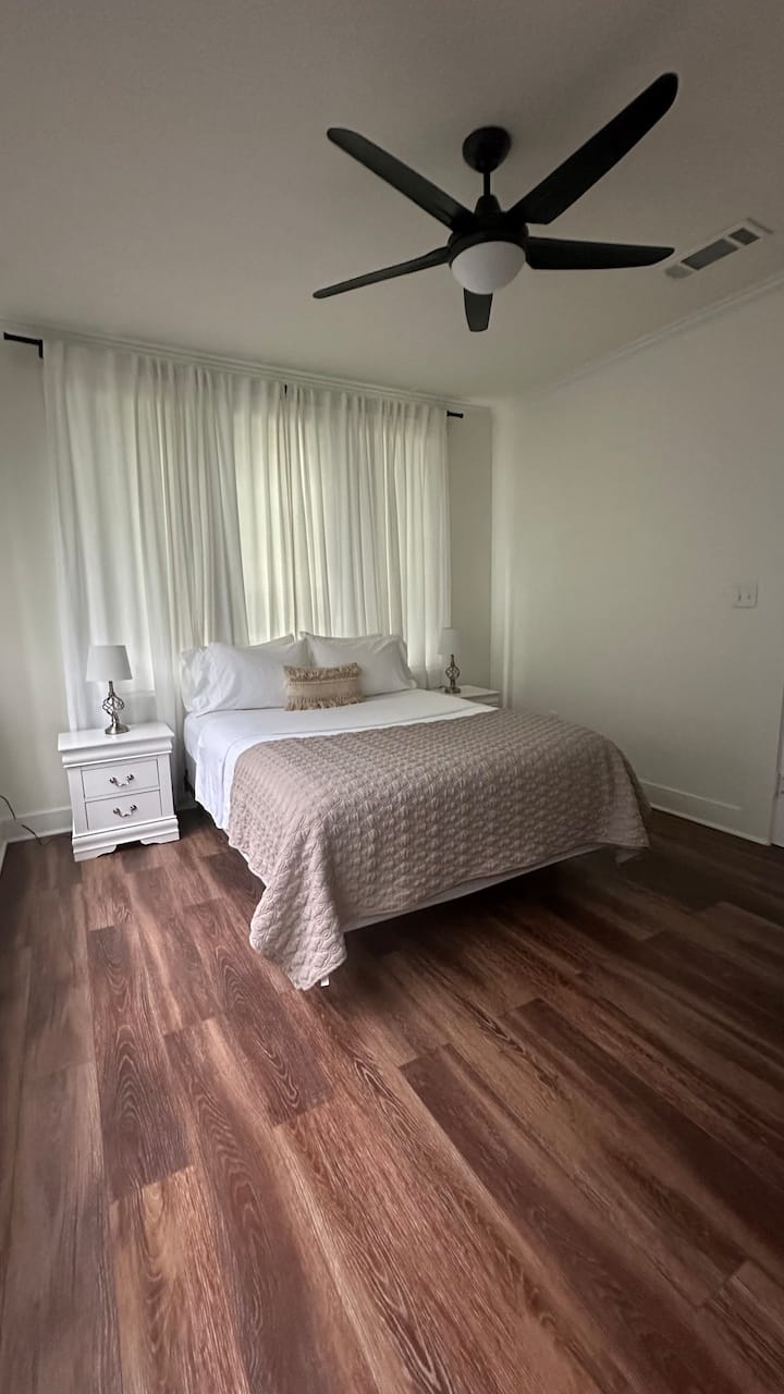 Queen bed- downstairs 