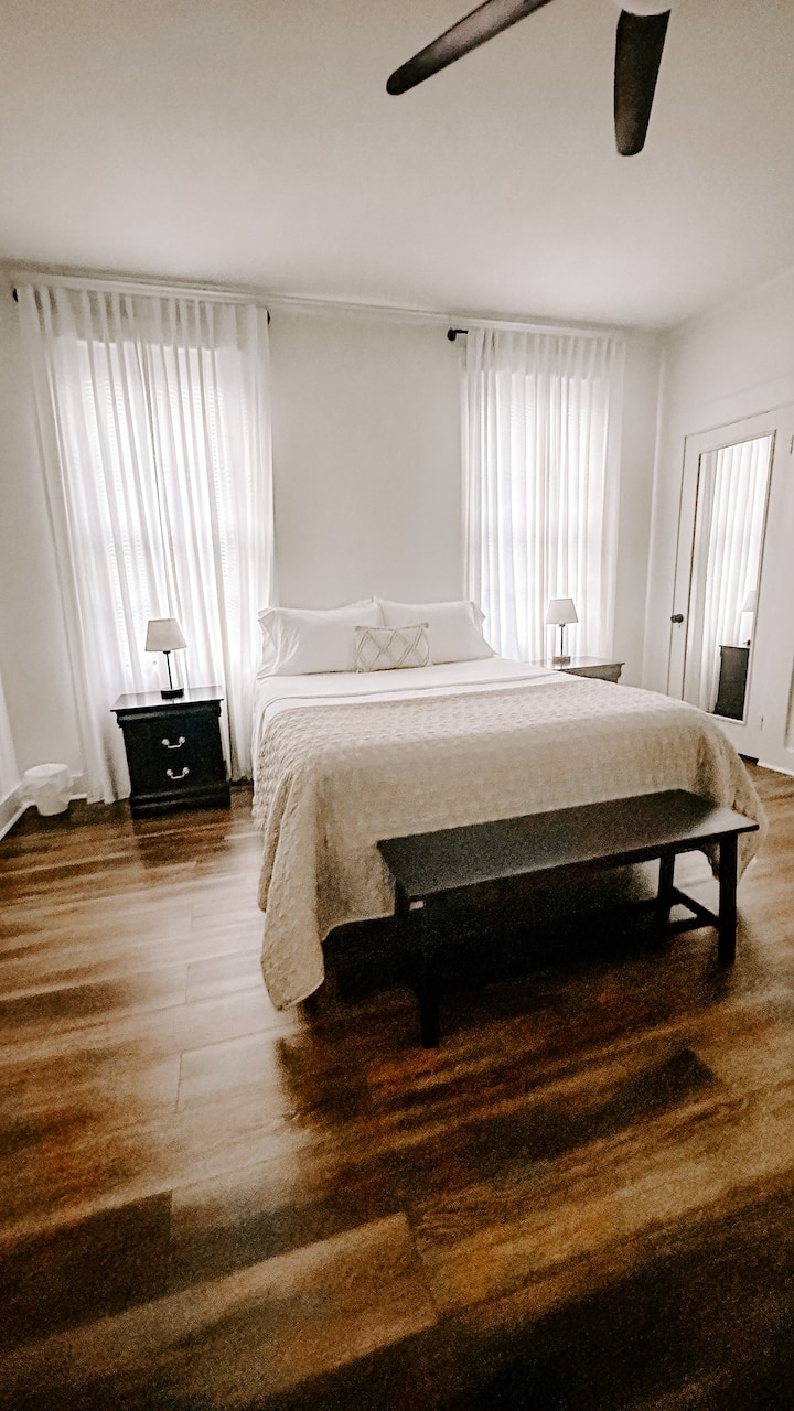 Queen bed- downstairs