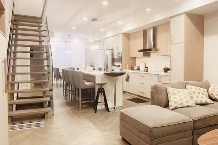 Awesome DT Modern House/3BR/1Parking/16 Guests gallery image 3