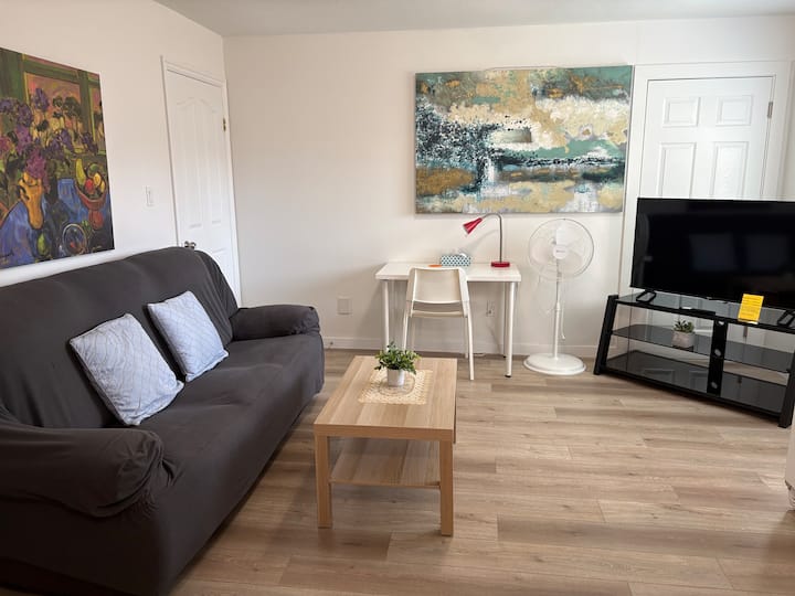 Bright & Tidy 2-bedrooms Suite - Coquitlam