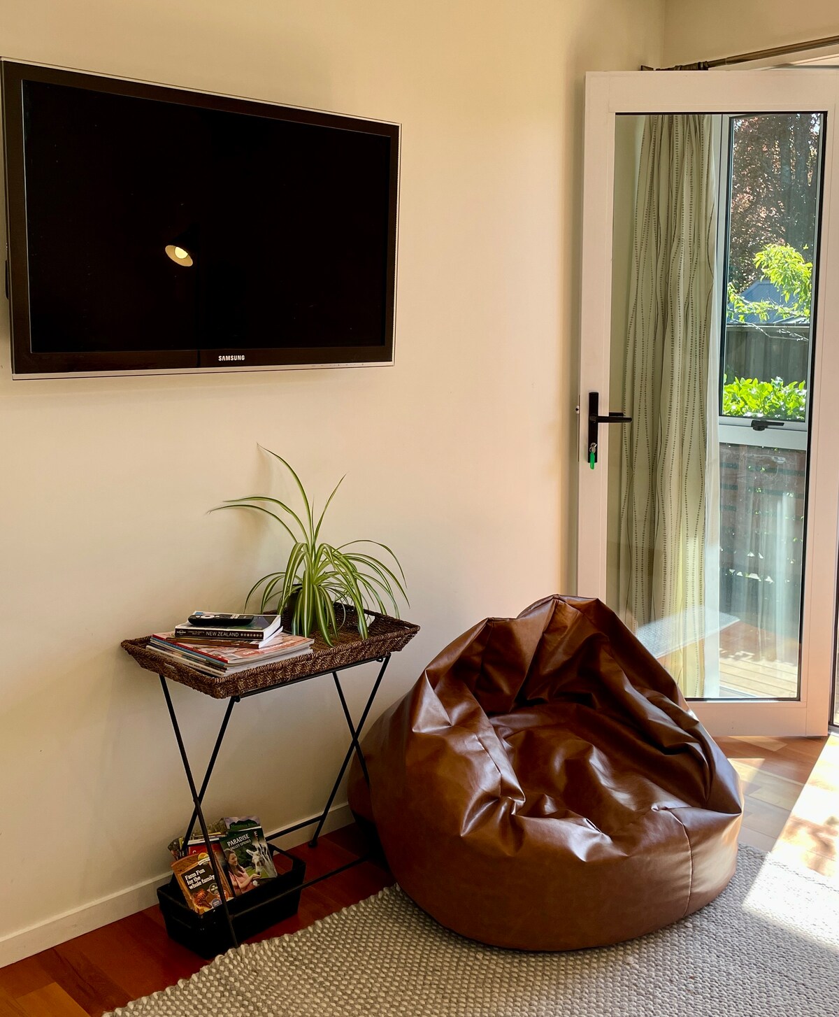 Top Airbnb: Hot tub, Pool, Redwoods, Bike storage, Parking in Lynmore