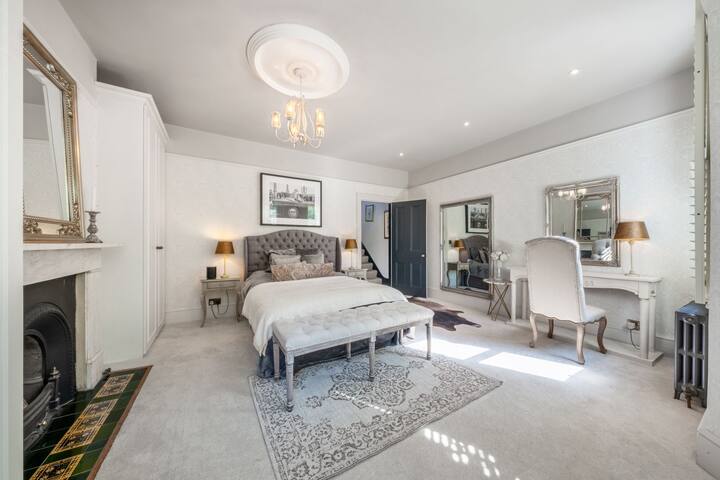 Stunning townhouse by the river gallery image 3