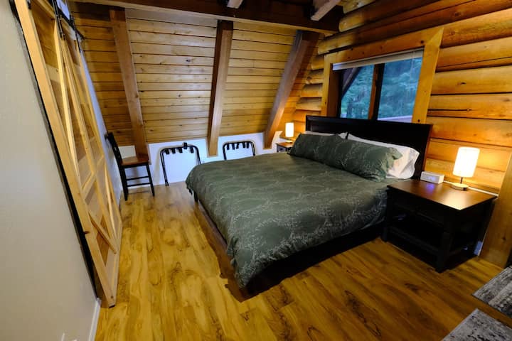 Private Log Home Apt W/ King & Free Tram Tickets! - Moose Lake, Juneau