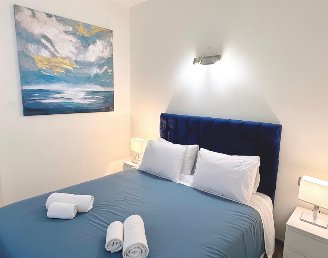 Удобна соба со независен влез, идеална за поголема автономија. Клима уред, греење и прекрасен поглед кон долината. Приватна бања, совршена за семеен престој кој комбинира простор, спокојство и независност.