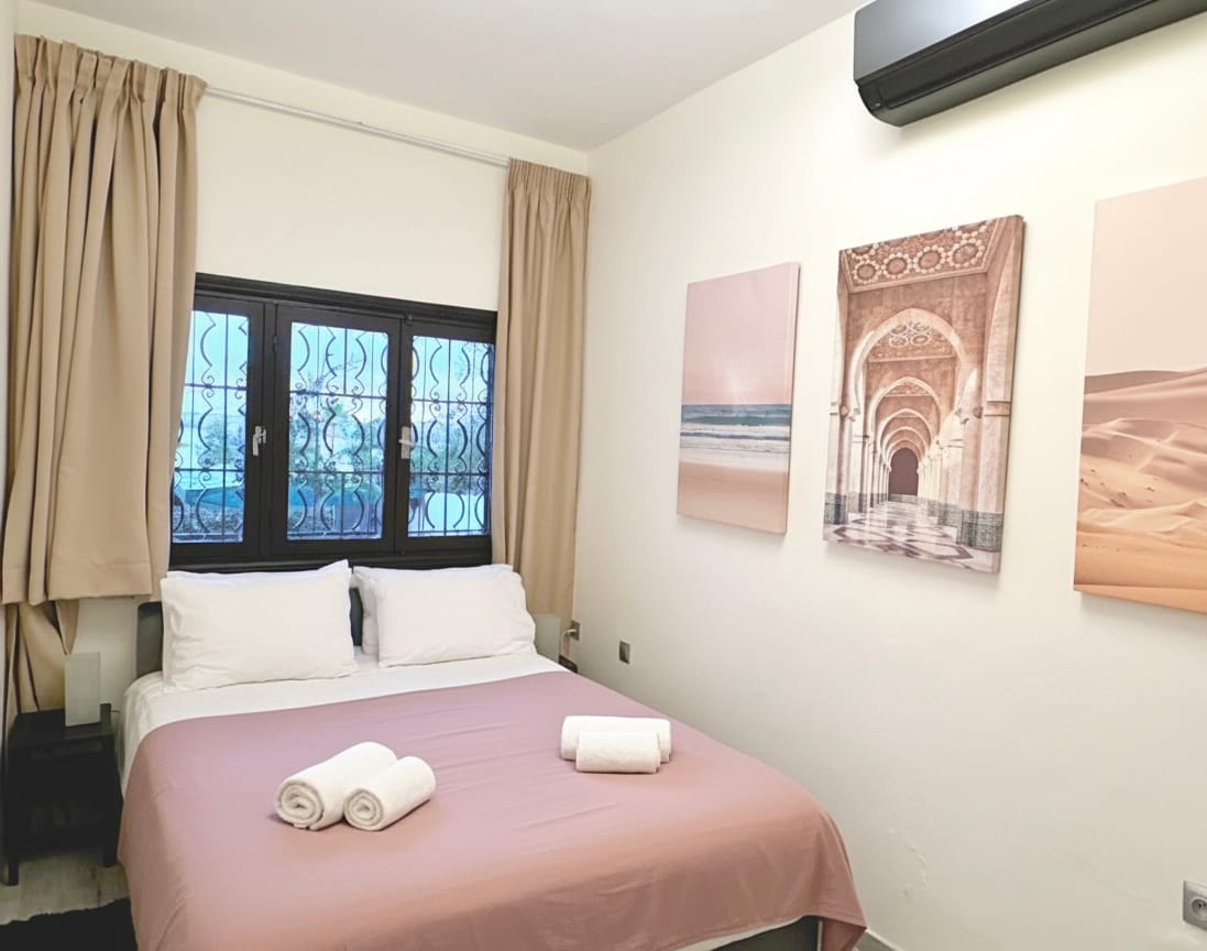 Удобна соба со прекрасен поглед кон долината, дизајнирана за удобност и релаксација. Брачен кревет, клима уред, греење и приватна бања, во тивка и пријатна атмосфера.