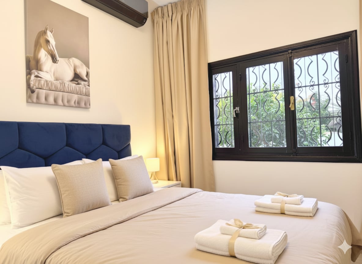 Пространа и светла соба, идеална за семејства, со 3 удобни кревета. Клима уред и греење за удобност во текот на целата година. Смирувачки поглед кон базенот и градината, совршен за релаксирачки престој.