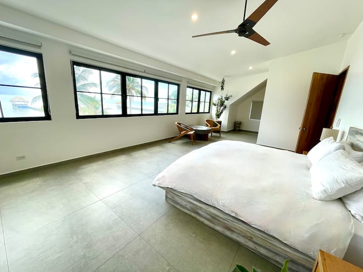 غرفة نوم رئيسية ضخمة مع سرير كينج وحمام داخلي وخزانة ملابس وإطلالة على البحر الكاريبي