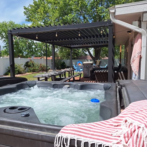 Sleeps 16 *Red Rocks *Spa *Arcade *Firepit