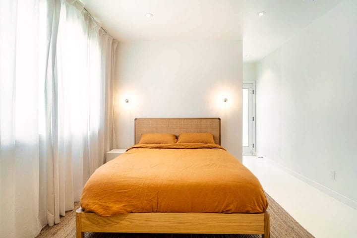 Recámara VIP y baño privado, equipada con una cama tamaño queen, ropa de cama 100% de lino francés de Bed Threads, televisor de 42" con marco.
