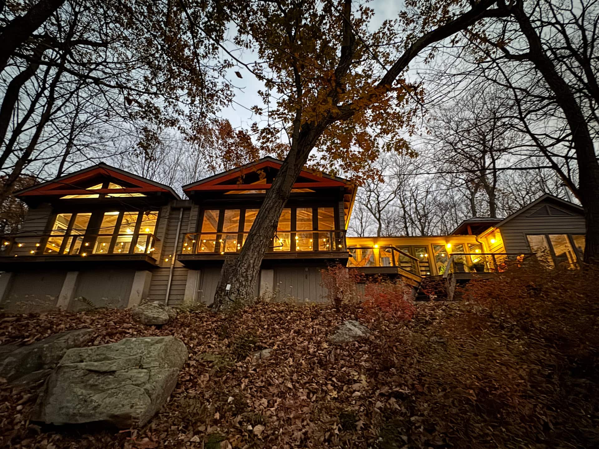 Modern Lakefront Retreat- 1 hr from NYC Sleeps 10
