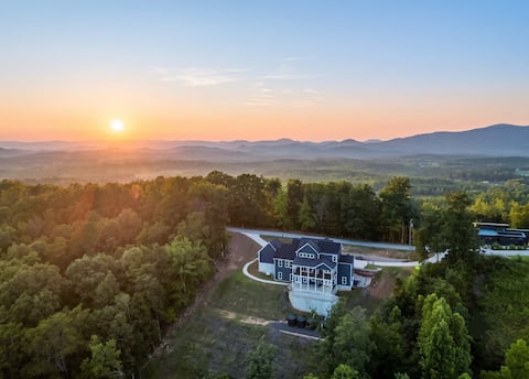 Mountain View Escape w/ Hot Tub, Sauna & Private G